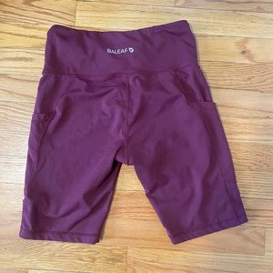 Burgundy biker shorts with pockets